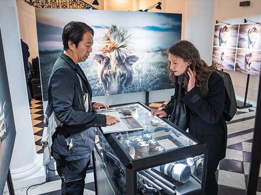 展示作品や資料を鑑賞する来場者